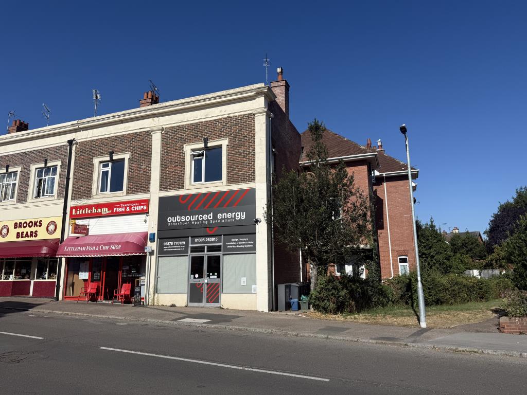 Lot: 35 - MAISONETTE FOR REFURBISHMENT WITH POTENTIAL - General view of front and entrance